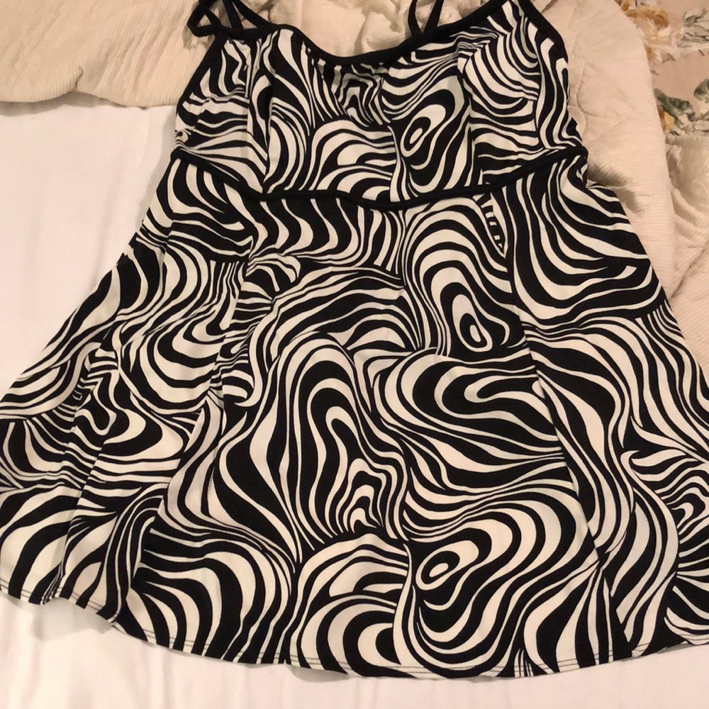 Longitude Skirted Swimsuit Size 18W Black White Swirl One Piece Bathing Suit